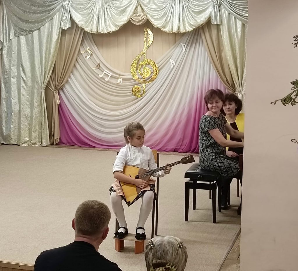 В ДШИ «Гармония» состоялся концерт, посвященный двум событиям: Дню Музыки и Дню учителя